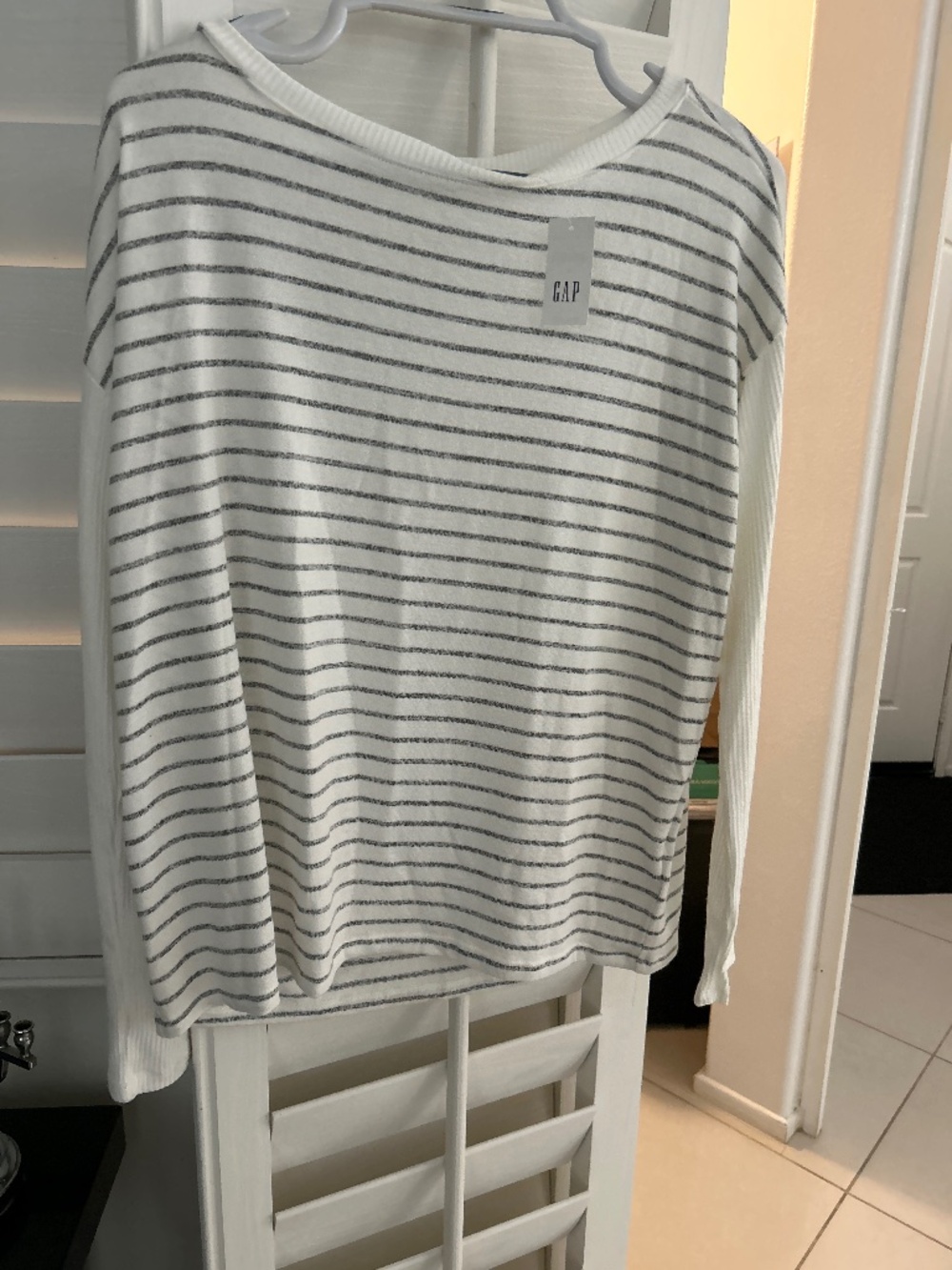 Light weight knit Gap top